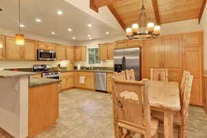 Cabin, Multiple Beds, Patio, Mountain View (1960) | Private kitchen | Coffee/tea maker