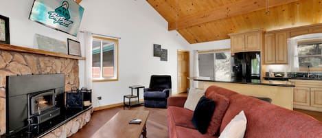 Cabin, Multiple Beds, Patio, Mountain View (1916) | Living area