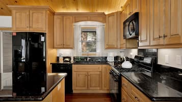 Cabin, Multiple Beds, Patio, Mountain View (1916) | Private kitchen