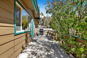 Outdoor dining - Shasta Mountain Cabin#1916 (Big Bear City)
