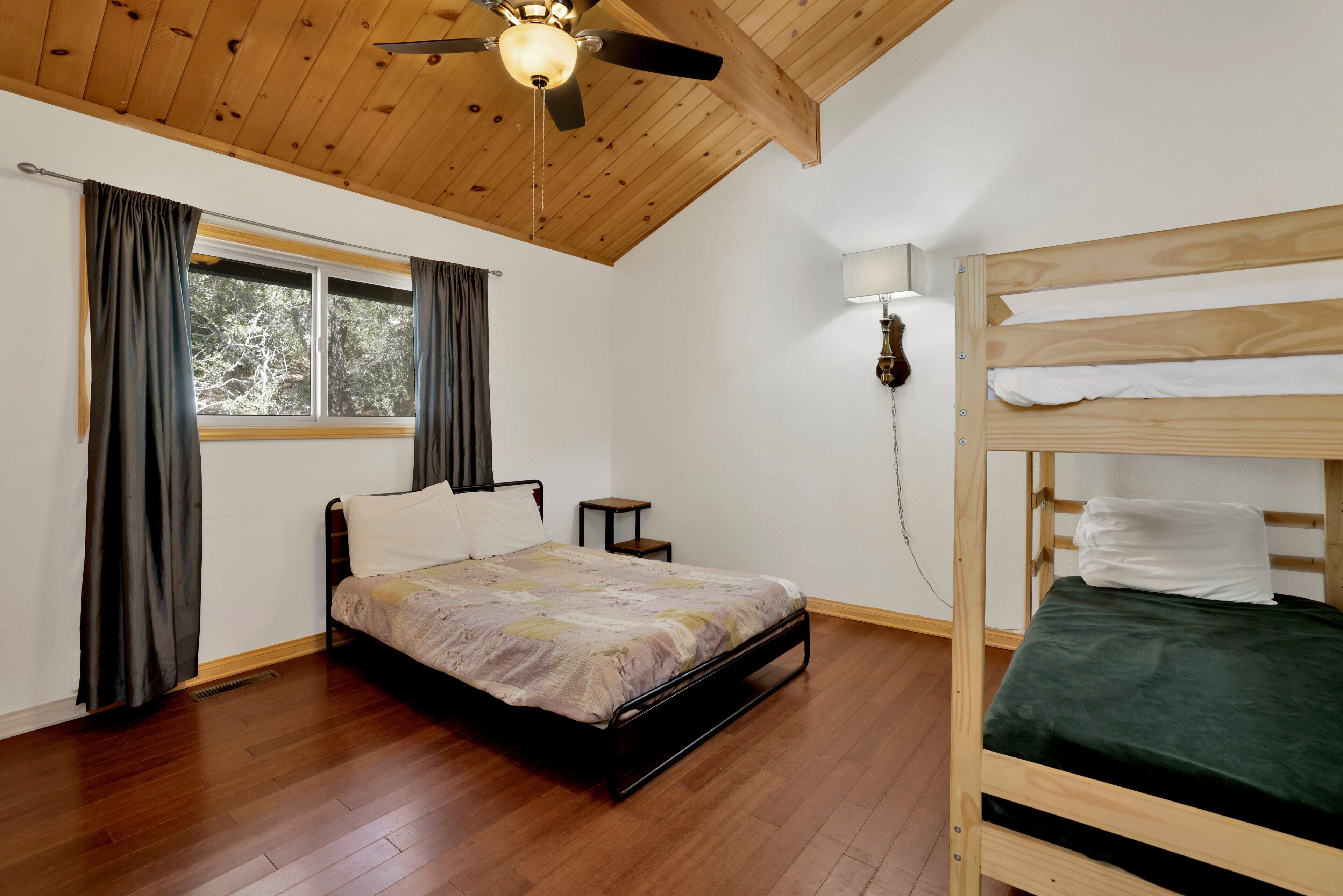 Cabin, Multiple Beds, Patio, Mountain View (1916) | 2 bedrooms, individually decorated, individually furnished, bed sheets