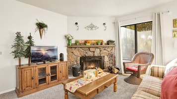 Condo, Multiple Beds, Patio, Mountain View (2365) | Living area | Fireplace