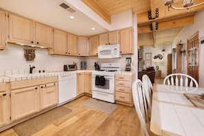 Cabane, plusieurs lits, bain à remous, vue montagne (2028) | Cuisine privée