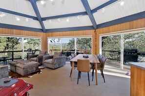 小屋, 多張床, 庭院, 山景 (2168) | 房內用餐區