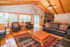 Maison, plusieurs lits, bain à remous, vue montagne (885) | Coin séjour