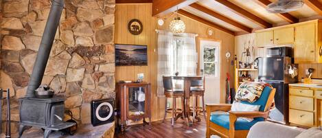 Cabana, várias camas, varanda, vista para a montanha (2215) | Área de estar | Lareira