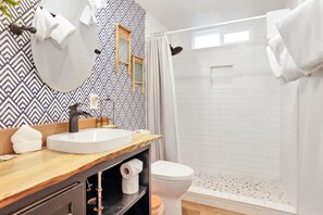Cabaña, varias camas, bañera de hidromasaje, vistas a la montaña (2045) | Baño | Artículos de higiene personal de diseño, toallas y papel higiénico