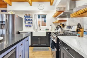 Cabane, plusieurs lits, bain à remous, vue montagne (2045) | Cuisine privée