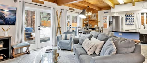 Stuga - flera sÀngar - bubbelpool - utsikt mot bergen (2045) | Vardagsrum | Eldstad