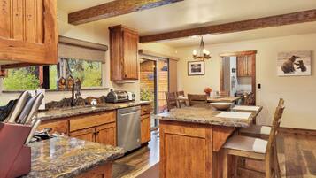 Cabana, diversos llits, banyera d'hidromassatge, vistes a la muntanya (2080) | Cuina privada | Cafetera i tetera