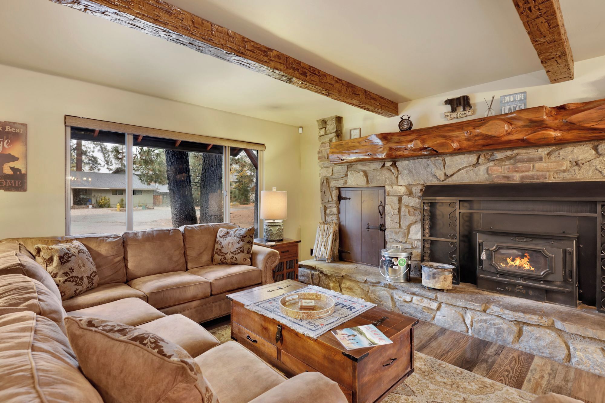 Cabana, diversos llits, banyera d'hidromassatge, vistes a la muntanya (2080) | Sala d'estar | Llar de foc 