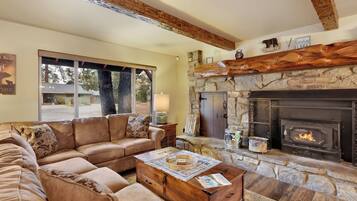 Cabana, diversos llits, banyera d'hidromassatge, vistes a la muntanya (2080) | Sala d'estar | Llar de foc