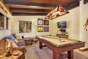 Cabane, plusieurs lits, bain à remous, vue montagne (2080) | Salle de jeux