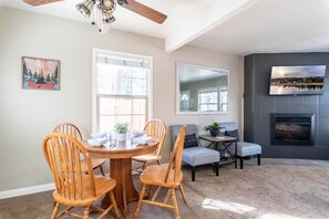 In-room dining - Camp Sueno #2420 (Big Bear Lake)