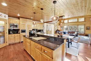 Cabane, plusieurs lits, bain à remous, vue montagne (2352) | Cuisine privée