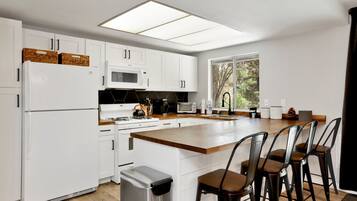 Cabin, Multiple Beds, Hot Tub, Mountain View (2087) | Private kitchen | Dishwasher, coffee/tea maker, cookware/dishes/utensils