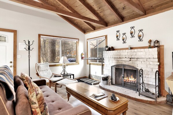 40-inch flat-screen TV with digital channels - Greenway Pines Cabin #2327 (Big Bear City)