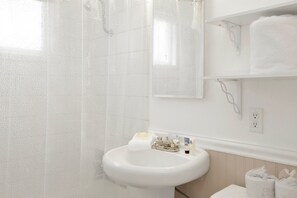 Cabane, 1 grand lit et 1 canapé-lit, patio, vue montagne (2327) | Salle de bain