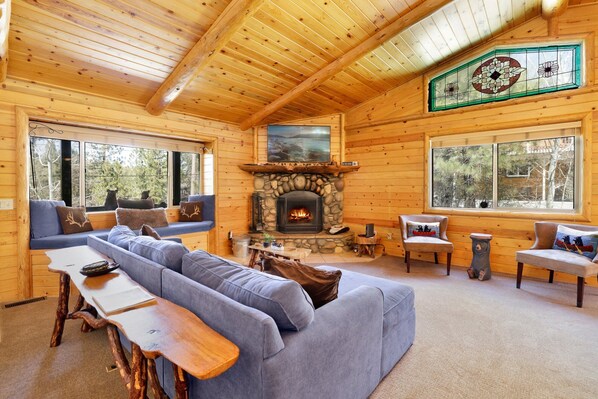 小屋, 多張床, 庭院, 山景 (2310) | 起居區 | 壁爐