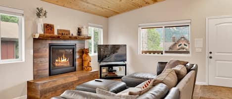 Baita, letti multipli, patio, vista montagna (2347) | Area soggiorno | Caminetto