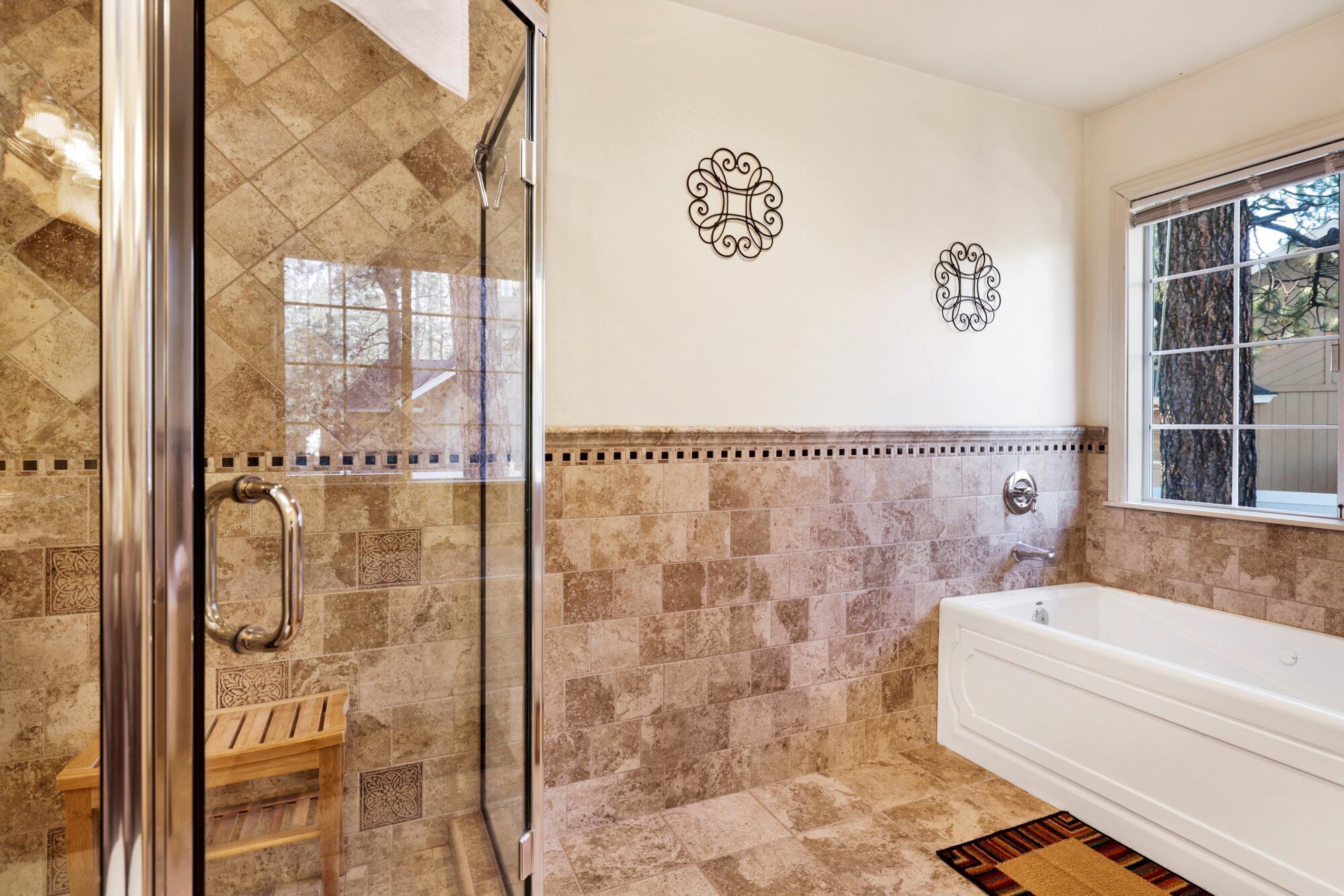 Cabaña, varias camas, hidromasaje, vista a la montaña (2091) | Baño | Amenidades de baño de diseñador, toallas, papel de baño 