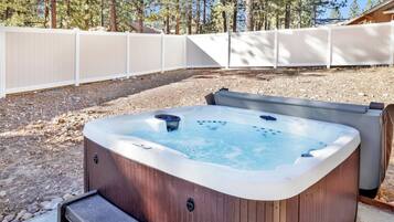 Cabana, diversos llits, banyera d'hidromassatge, vistes a la muntanya (2091) | Àrea exterior de l'allotjament