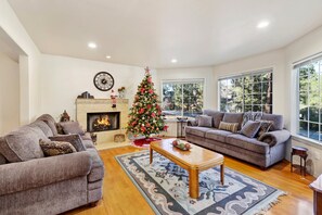 小屋, 多張床, 熱水浴缸, 山景 (2091) | 起居區 | 壁爐