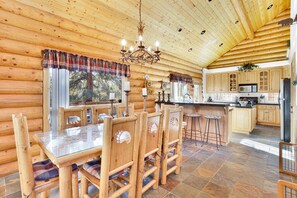 Hytte, flere senger, spabadekar, fjellutsikt (2392) | Spiseområde på rommet