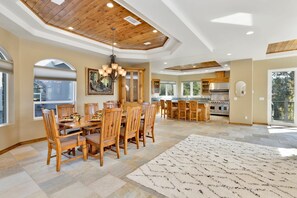 5 bedrooms, individually decorated, individually furnished, bed sheets - Sunset Ridge Villa #2178 (Big Bear Lake)