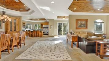 Cabaña, varias camas, hidromasaje, vista a la montaña (2178) | Área de sala de estar