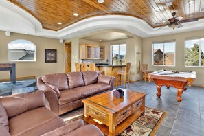 Cabane, plusieurs lits, bain à remous, vue montagne (2178) | Salle de jeux