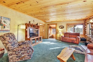 Hus - flera sängar - uteplats - utsikt mot bergen (1864) | Vardagsrum | Eldstad