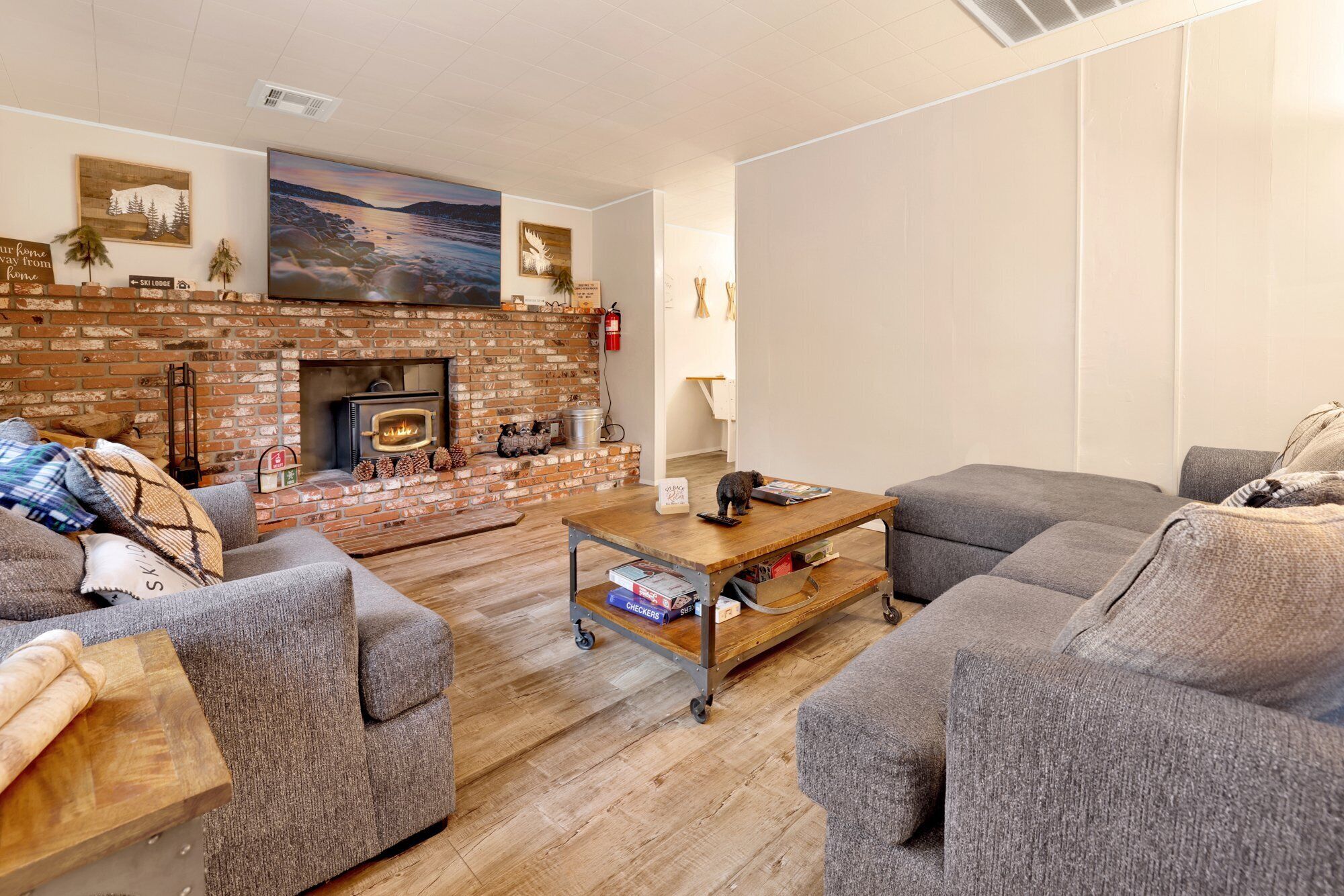 Stuga - flera sängar - uteplats - utsikt mot bergen (2277) | Vardagsrum | Eldstad