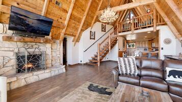 Hytte, flere senger, spabadekar, fjellutsikt (2152) | Oppholdsområde | Peis