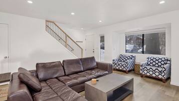 Condo, Multiple Beds, Balcony, Mountain View (744) | Living area