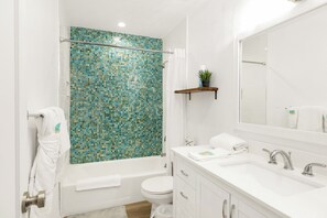 Lejlighed - flere senge - balkon - bjergudsigt (744) | Badeværelse | Designertoiletartikler, håndklæder, Toiletpapir