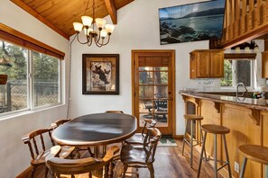 Cabin, Multiple Beds, Hot Tub, Mountain View (1931) | Dining