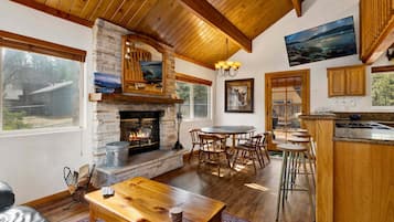 Cabin, Multiple Beds, Hot Tub, Mountain View (1931) | Dining
