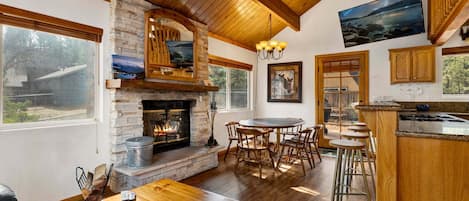 Cabin, Multiple Beds, Hot Tub, Mountain View (1931) | Dining
