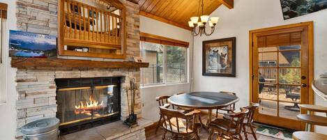 Cabin, Multiple Beds, Hot Tub, Mountain View (1931) | Dining