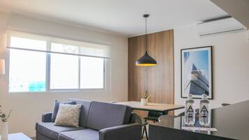 Apartamento, 2 quartos (1012) | Área de estar | Smart TV