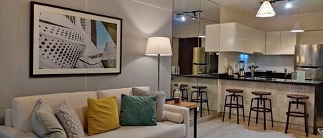 Appartement, 2 chambres (609) | Aire de séjour | Téléviseur connecté