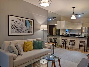 Appartement, 2 chambres (609) | Coin séjour | TV connectée
