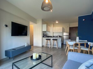 Departamento, 2 habitaciones (606) | Área de sala de estar | Smart TV