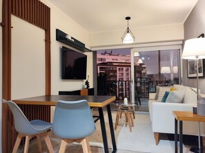 Apartamento, 2 quartos (609) | Área de estar | Smart TV