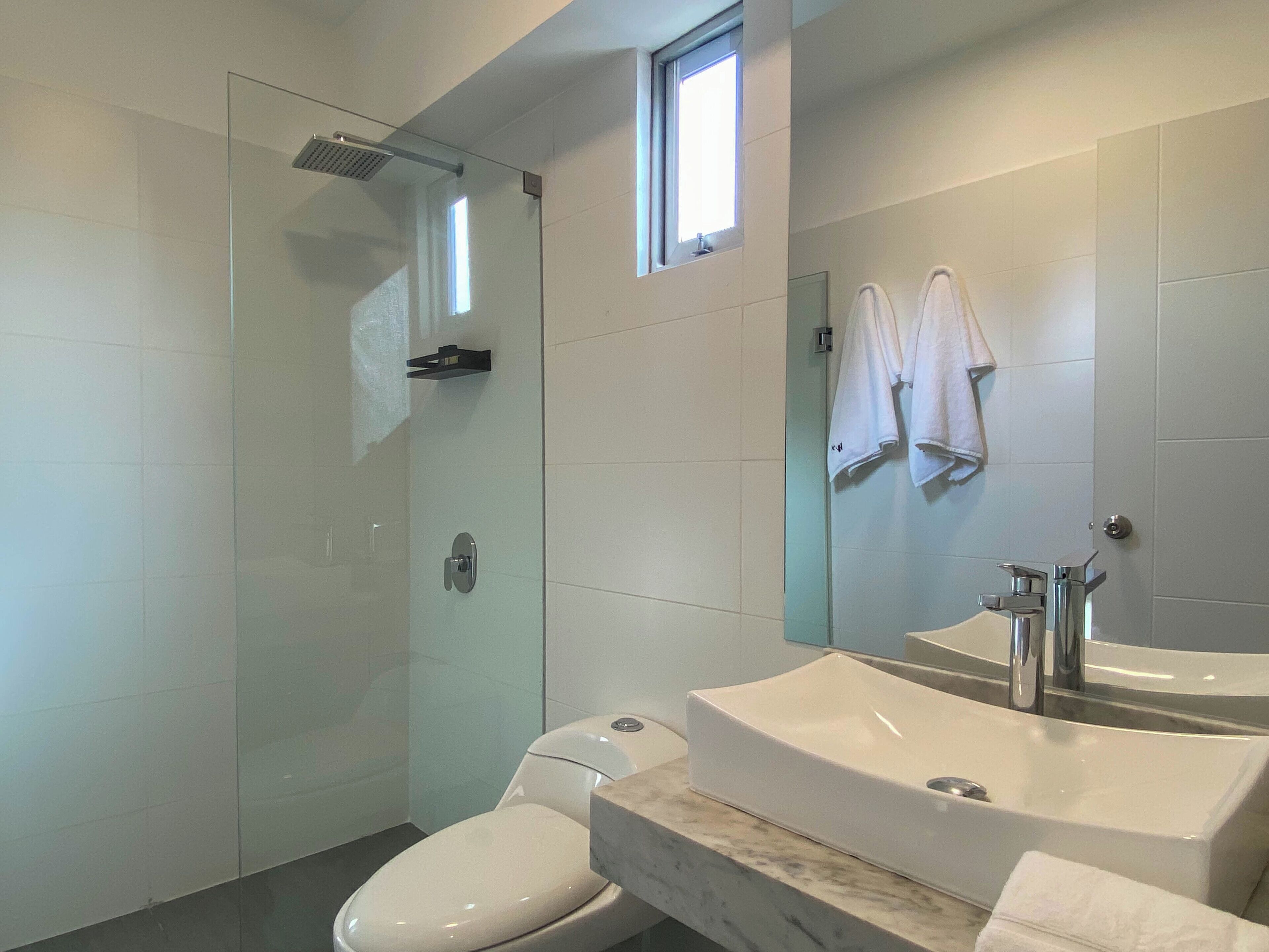 Apartment, 2 Bedrooms (606) | Bathroom | Shower, hair dryer, towels