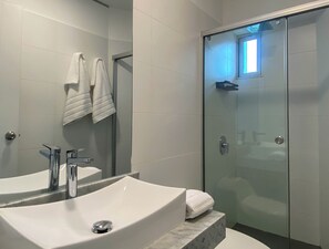 Appartement, 2 slaapkamers (709) | Badkamer | Een douche, een haardroger, handdoeken