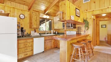Cabin, Multiple Beds, Patio, Mountain View (1970) | Private kitchen | Coffee/tea maker