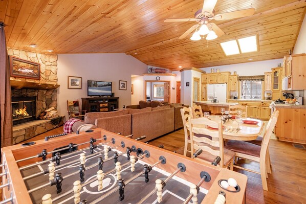 Interior - Little Cubs Cabin #1986 (Big Bear Lake)