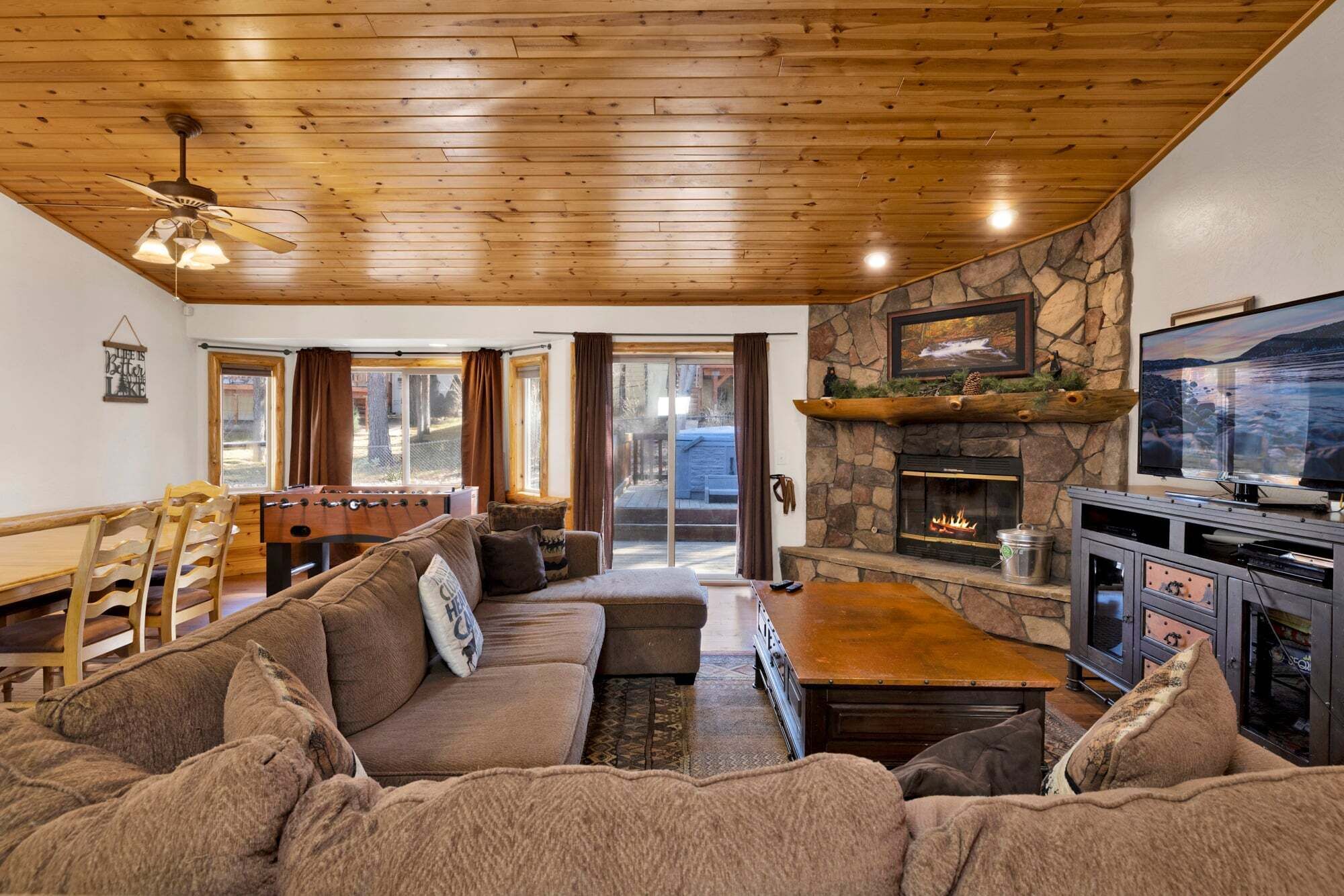 Cabaña, varias camas, hidromasaje, vista a la montaña (1986) | Área de sala de estar